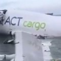 (Video) Strašna nesreća na aerodromu Boing 747 izleteo sa piste i usmrtio dva radnika obezbeđenja