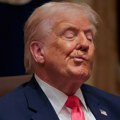 Расте забринутост због Трамповог менталног здравља Ниже гафове, шире се фотографије на којима делује као да спава: Свет…