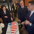 Republikanci već "podelili" Grenland: Poslužena im torta u obliku ostrva, a preko nje zastava SAD, provocirali i premijerku…