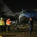 Avion pun para se srušio na prometni put, najmanje 15 mrtvih: Ljudi se tuklu za novčanice, rasterivala ih vojska (Video)
