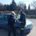 Припадници МУП-а широм Србије изненадили жене: Руже и чоколаде за 8. март измамиле осмехе