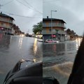 Obilna kiša napravila haos u ovom gradu u Srbiji! Automobili "plivaju" po ulicama, napravljen zastoj u saobraćaju (video)