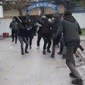VIDEO Pogledajte kako maskirani batinaši na ulici u Kuli napadaju grupu građana