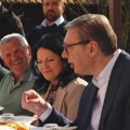 Vučić čestitao Vaskrs: Porodični sto je mesto gde se svi okupljaju i razgovaraju