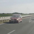 Oprez, još jedna kamikaza viđena kako "juri" kontra smerom! Snimljen kod Loznice