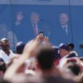 FOTO Tramp iza zaštitnog stakla na finalu Svetskog prvenstva, svi su hteli da ga slikaju