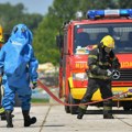 Gori nisko rastinje na periferiji Kruševca, vatrogasne ekipe na terenu