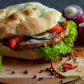Zašto su pljeskavice iz restorana sočnije? Tajna je u jednom sastojku koji verovatno već imate kod kuće