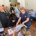 FOTO, VIDEO Novosađani strpljivo čekali da daju potpis Studentskoj listi