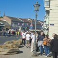 FOTO, VIDEO Ogroman red u Novom Sadu: Građani strpljivo čekaju da daju potpis Studentskoj listi