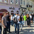 FOTO, VIDEO Ogroman red u Novom Sadu: Građani strpljivo čekaju da daju potpis Studentskoj listi