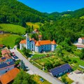 Izabrano najlepše selo u Evropi: Dom je za zamak star 1.000 godina i životinje koje se dozivaju sa "pika-pik"