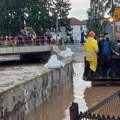 Poplavljena sjenica, Četvoro male dece zarobljeno u kući! Opšti haos, voda prodrla u domove, meštane spasavaju bagerima…