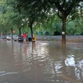 Poplavljene ulice i oštećeni automobili posle novog nevremena u Nišu [foto-galerija]