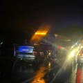 Još jedna teška saobraćajna nesreća! Sudarili se automobil i autobus u Stepojevcu, povređeno više osoba (foto)