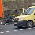 Makljaža na ulici u Beogradu: "Isekli" ga tokom vožnje, pa povadili palice i počeli da biju! Drama na paliluli (video)