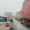 Стање на путевима: Камиони на Батровцима чекају осам сати, саветује се опрезна вожња због поледице