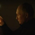 Putin upalio sveću za pokoj duša ubijenih u Moskvi: Predsednik Rusije vidno potresen došao u crkvu oči mu pune suza (video)