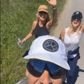 Nikoli Rokviću se u šetnji pridružile majka i tetka Pevač podelio snimak sa dve zanosne plavuše, one pucaju od sreće…