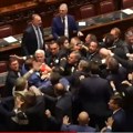 Tuča u italijanskom parlamentu: Povređen poslanik opozicije, napustio salu u kolicima