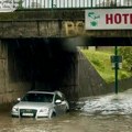 Potop u Sarajevu, automobil ostao zaglavljen u vodi: U kratkom roku pala velika količina kiše