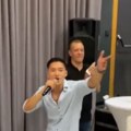 "Malo viski, malo koka-kola" Kinez kumovao na srpskoj svadbi, pa oduševio sve prisutne kad se latio mikrofona (video)
