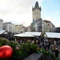 Četiri tone tekstilnog otpada na Trgu Republike u Pragu: Kako izgledaju gradovi zatrpani bačenom odećom?