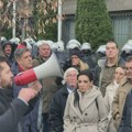 Opozicija blokira PU u Novom Sadu: „Policija najagresivnija do sada, sve vreme nas šutiraju“ (VIDEO)