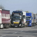 AMSS: Automobili čekaju pola sata na Preševu i Gostunu, kamioni do dva sata