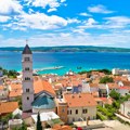 Mesto na Jadranu "puca po šavovima": Nema gde peškir da se spusti već u 9, parking nemoguća misija, cene otišle u nebesa, a…