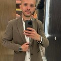 Naš pevač bio u vezi sa 18 godina starijom koleginicom, pa oženio policajku - Milica se krije od javnosti, a on sad objavio…