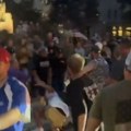 Tuča na bdenju za Čarlija Kirka: Aktivista opsovao okupljenje, oni ga oborili i šutirali, nastao haos