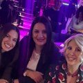 Dragana Kosjerina sa koleginicama sa: Rts-a u provodu Plavuše i crnke se skockale i zajedno poziraju: Evo i šta piju, svi…