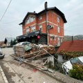 Teška nesreća u Banjaluci: Auto probio ogradu i uleteo u dvorište kuće (foto)