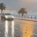Ribe padale sa neba u Nici: Apokaliptični prizor - vozači ih uklanjali brisačima, građani se štitili kišobranima (foto)