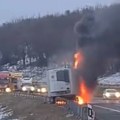 (Video) Zbog požara na kamionu zastoj ka Beogradu! Kulja dim iz vozila, vatrogasci na terenu