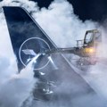 Putnici Lufthanse proveli noć zarobljeni u avionu: Vozačima autobusa isteklo radno vreme
