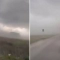 Dramatičan snimak nevremena u Beogradu: Oluja već tutnji, stižu novi pljuskovi sa grmljavinom (video)