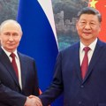 Putin dočekan svečanom topovskom vatrom na glavnom trgu u Pekingu, dočekao ga Si