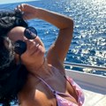 (Foto) Duge noge bez grama celulita: Naša pevačica (55) se skinula u kupaći na jahti, grmi kako izgleda