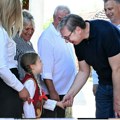 Vučić u pešačkoj kampanji: „Mečka Božana“ u pohodu na srca birača