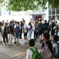 Đaci od danas u klupama, čeka ih veliko iznenađenje! Više od pola miliona osnovaca dobija ovo na poklon: Evo i kad pada prvi…