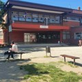 Vršnjačko nasilje u OŠ „Vožd Karađorđe“: Učenik drugog razreda tukao tri devojčice, roditelji trenutno u policiji