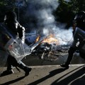 Ovako policija "smiruje" proteste u Francuskoj; Upadaju u srednje škole - uhapšeno na stotine ljudi VIDEO