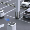 Robot s parkinga puni električne automobile