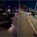 Prvi snimak teške saobraćajke kod Plavog mosta: Dva muškarca povređena, vozač ispao iz smrskanog automobila (video)