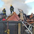 Prve slike stravične eksplozije u Zrenjaninu Detonacija raznela porodičnu kuću, vatrogasci među ruševinama traže…