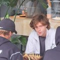Foto ubod Telegrafa u Londonu: Ruski teniser igra šah u kafiću, dobro razmišlja pred Vimbldon