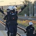 (Video) Troje uhapšeno, bez povređenih: Ovako je policija jutros razbila blokade pruga na Prokopu i Novom Beogradu