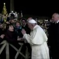 Video: Papa Franjo po ruci udario ženu koja ga je povukla